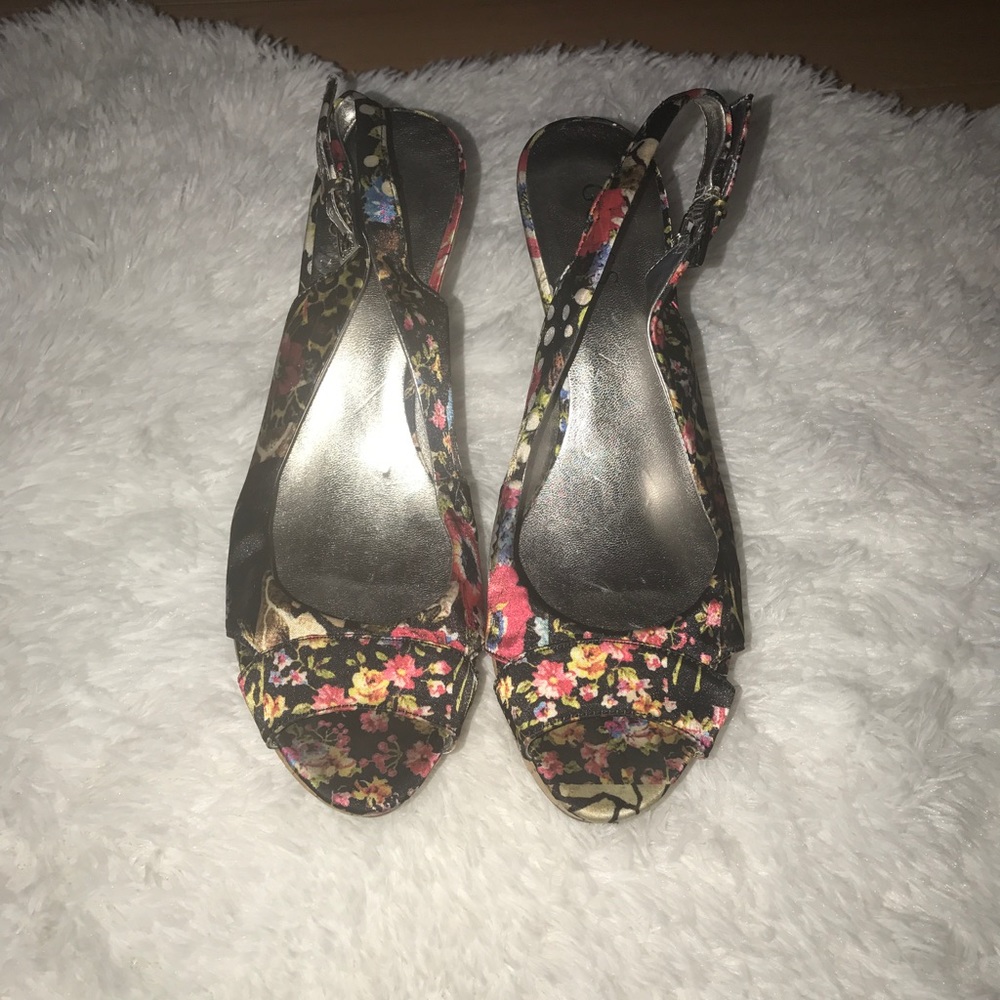 💜Guess used floral wedges - Picture 2 of 3